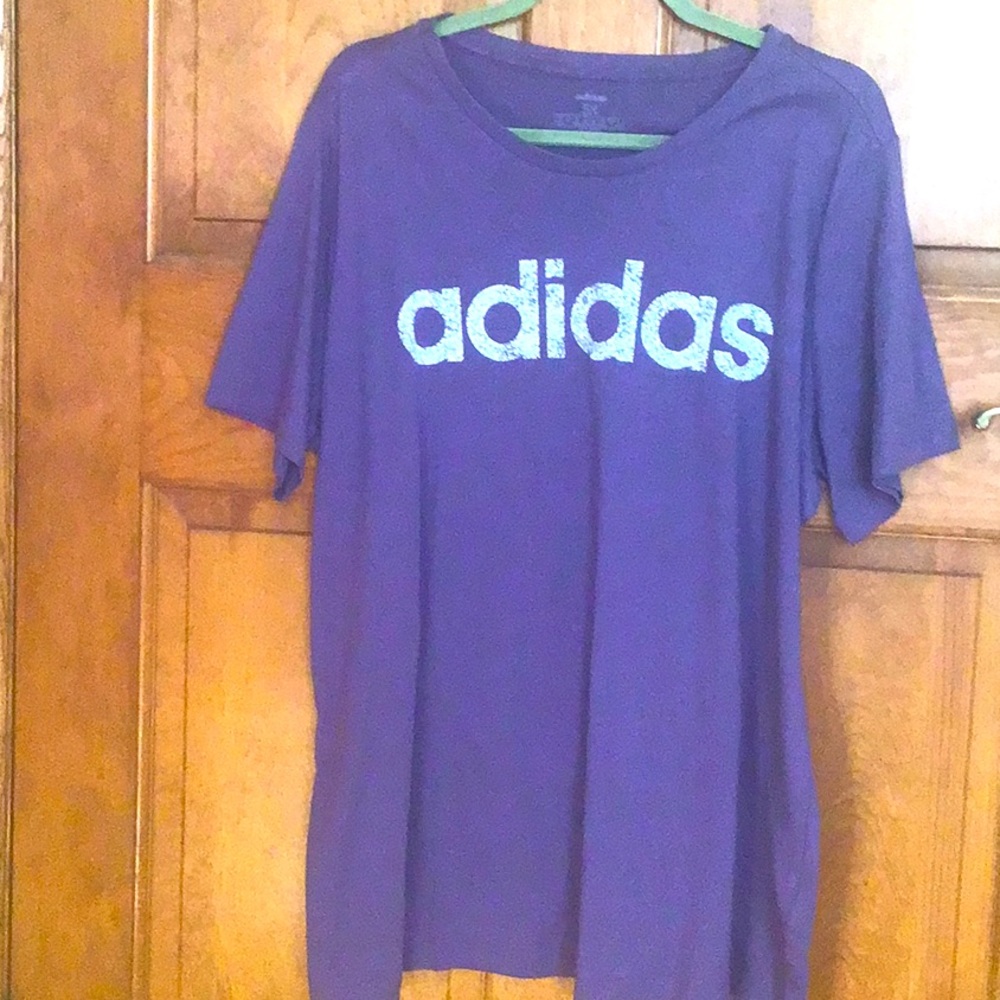 Women’s plus size tshirt. It’s size 3X but fits more like 1X.